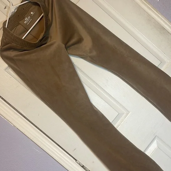 HOLLISTER - Picture 2 of 5